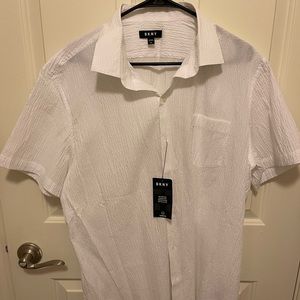 DKNY SHORT SLEEVE BUTTON DOWN LINEN STYLE SHIRT